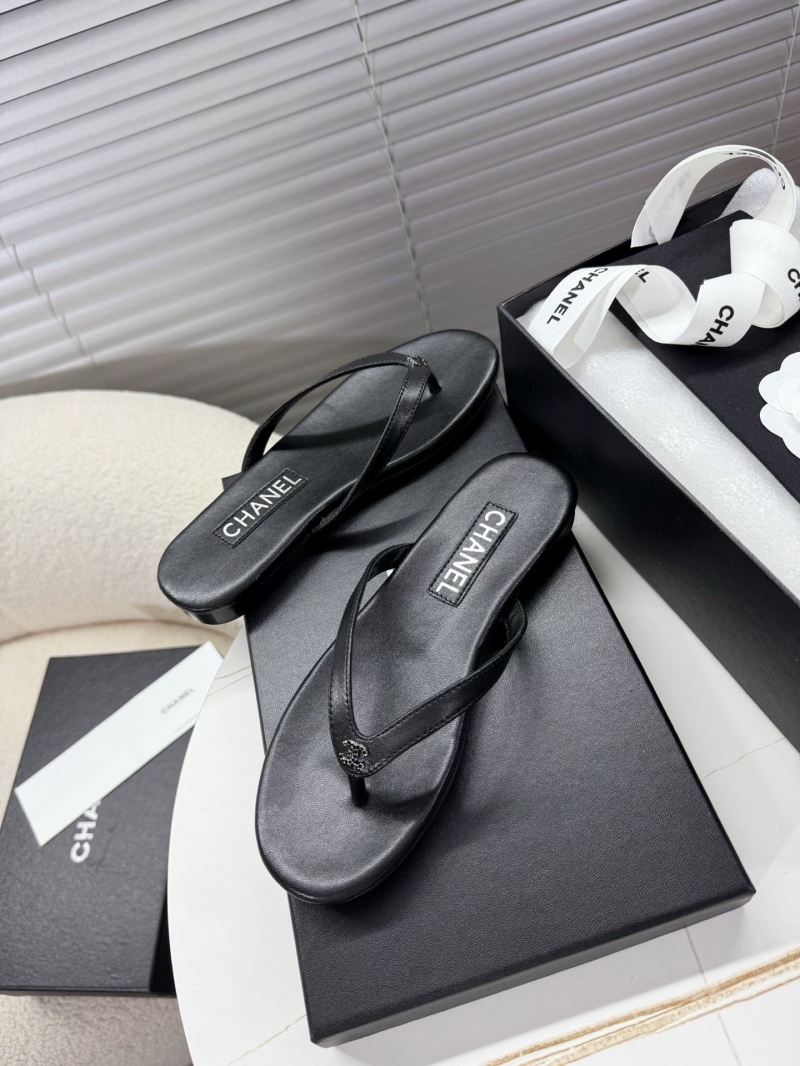 Ch**el slippers